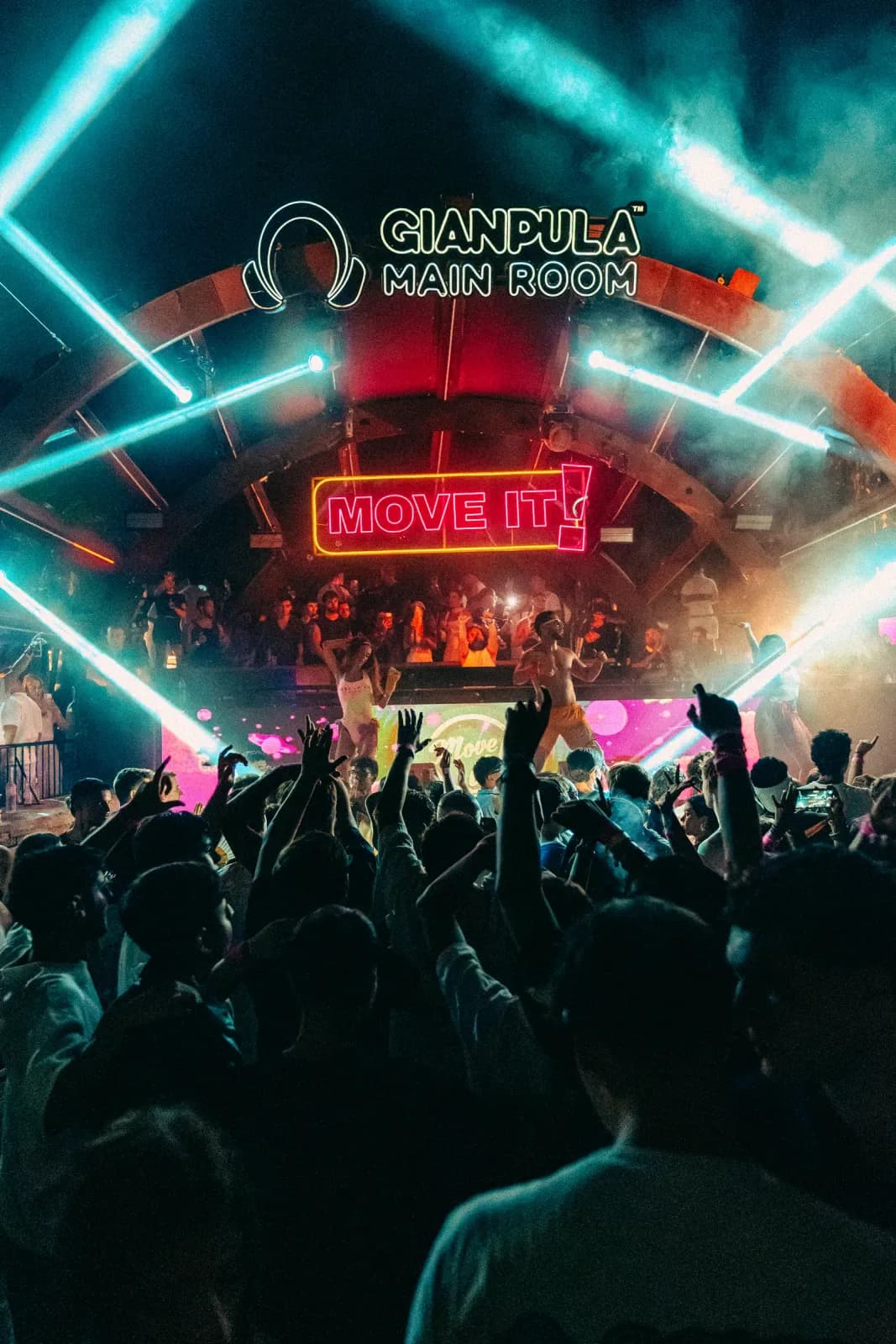 The Gianpula Main Room stage with the neon Move it! sign and laser lights